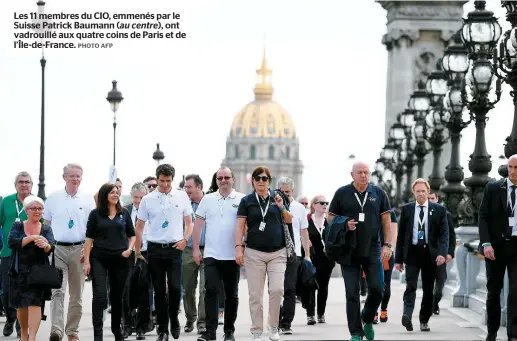  ??  ?? Les 11 membres du CIO, emmenés par le Suisse Patrick Baumann (au centre), ont vadrouillé aux quatre coins de Paris et de l’Île-de-France.