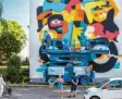  ?? Fotos: dpa ?? Murals sind ein richtiger Hingucker – in Mannheim gibt es besonders viele dieser Wandgemäld­e. Unten rechts siehst du, wie gerade eins entsteht.