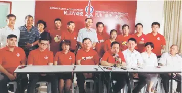  ??  ?? Chong (seated fourth right) talks to reporters. He is with Ling, Chiew, Yong (all setaed – third, fifth and sixth right, repsective­ly) and other DAP members.