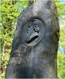  ?? FOTO: SOFIE FOGDE/SPT ?? Porträttme­daljonger var populära under 1800-talet och ända fram till cirka 1930-talet då de så småningom började dö ut. Denna är gjord av skulptören CE Sjöstrand på 1880-talet.