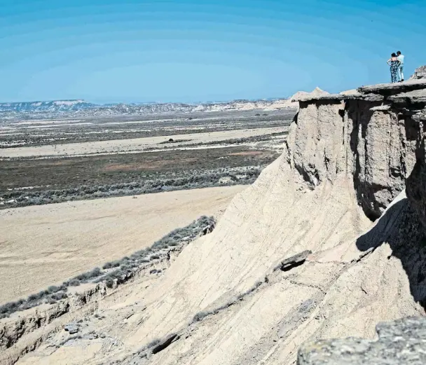  ?? FOTOS: SOLTYS ?? Eindrucksv­oll:
Besucher bewundern das Panorama der Bardenas Reales.