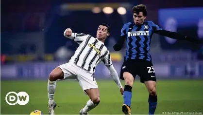  ??  ?? Cristiano Ronaldo (izqda.), en partido Inter vs. Juventus.