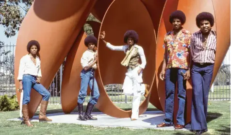  ?? Fotos: Gregg Coban/Sonymusic; dpa ?? The Jacksons im Jahr 1978 mit (von links) Michael, Marlon, Randy, Jackie und Tito Jackson.