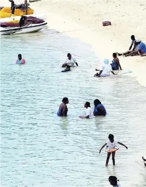  ?? FILE ?? Beachgoers splash about in the cool waters of Aqua Sol Beach Park, which has been closed down for renovation by the Urban Developmen­t Corporatio­n.