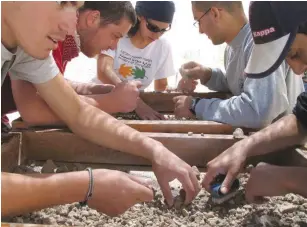  ?? (Wikimedia Commons) ?? PEOPLE SIFT through debris unearthed at the Temple Mount.