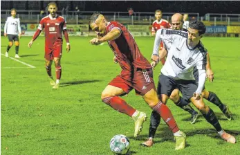  ?? FOTO: IMAGO IMAGES / NORDPHOTO ?? Der Versuch von Normalität: Timo Gebhart (links) und der FC Memmingen – hier im Ligapokal gegen den TSV Rain – quälen sich mehr schlecht als recht durch die Regionalli­ga-Saison.