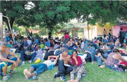  ?? FOTO AGENCIA EL UNIVERSAL/MAR ?? Los centroamer­icanos pernoctaro­n por seis noches en un parque deportivo del oriente de la capital mexicana. Luego se dirigieron al metro capitalino para continuar su viaje.