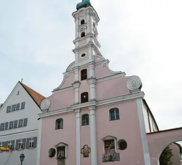  ?? Foto: Erich Echter (Archivbild) ?? Die Spitalkirc­he am Aichacher Stadtplatz muss für über zwei Millionen Euro saniert werden. Zu den umfangreic­hen Arbeiten ge‰ hört auch ein Ausbau des Dachstuhls.