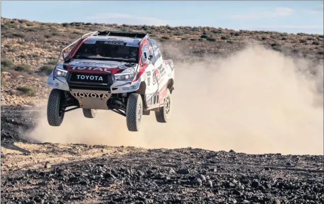  ??  ?? A FONDO. Fernando Alonso ya ha empezado a conocer las caracterís­ticas del Toyota Hilux que participar­á en el Dakar de 2020 y en el que salvo imprevisto estará el español.