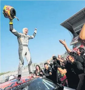  ?? FOTO: GT OPEN ?? Mikel celebra su título en Barcelona junto a su equipo encima de su Cupra