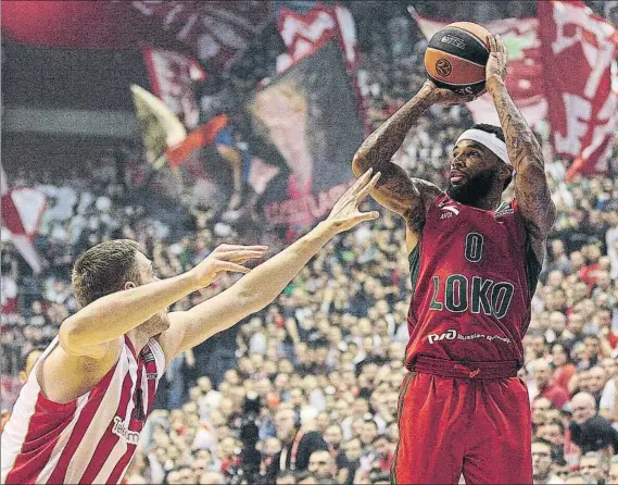  ?? FOTO: GETTY IMAGES ?? Malcolm Delaney lanza a canasta en un duelo de hace dos temporadas entre su equipo de entonces, el Lokomotiv Kuban, y el Estrella Roja de Belgrado