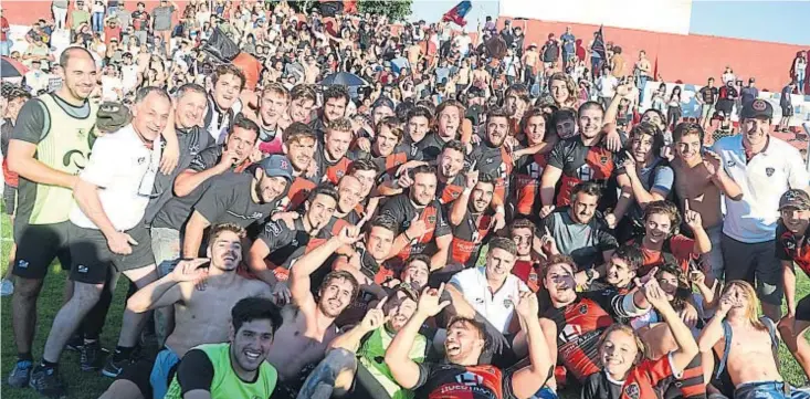  ?? (JOSÉ GABRIEL HERNÁNDEZ) ?? Todo color rojo y negro. El plantel completo del Córdoba Athletic posa para la foto con sus hinchas de fondo, luego de vencer a Urú Curé y pasar a la final del Oficial.