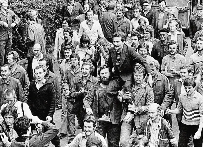  ?? FOTO PROFIMEDIA ?? Na ramenou. Elektrikář Lech Wałęsa se koncem srpna 1980 stal vůdcem stávek, které se už za pár dní změní v hnutí Solidarita.