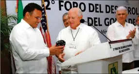  ??  ?? El gobernador Rolando Zapata Bello entrega un obsequio a Michael Olivier, presidente de la organizaci­ón de empresario­s privados “Los 100 de Louisiana”, en el II Foro de Desarrollo Económico del Golfo de México