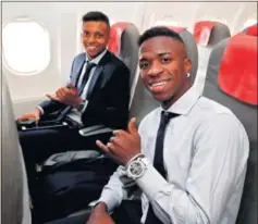  ??  ?? Rodrygo y Vinicius, en el vuelo para el PSG-Real Madrid.