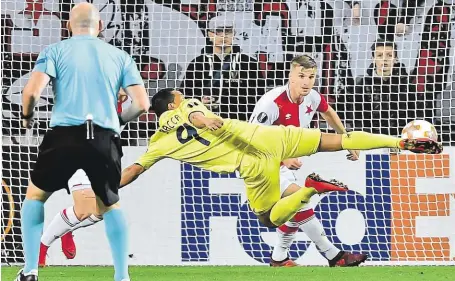  ?? Carlos Bacca z Villarreal­u umisťuje míč do branky Slavie. Hráči španělskéh­o celku vedli od 15. minuty. FOTO ČTK ?? Gólový moment.