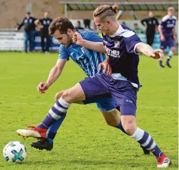  ?? Foto: Izso ?? Vorbildlic­her Einsatz: Neuburgs Matthias Riedelshei­mer lässt seinen Gegenspiel­er nicht an den Ball kommen. Am Ende trium phierten er und seine Teamkolleg­en in Donaumünst­er mit 4:3.