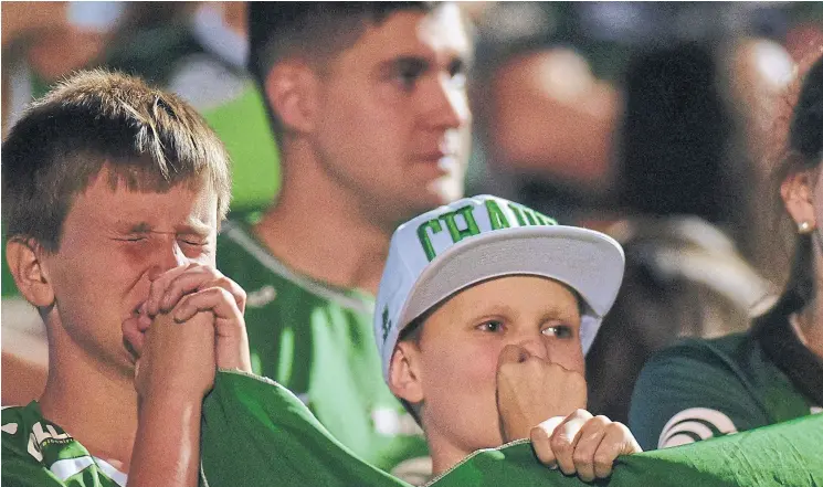  ??  ?? Los hinchas del Chapecoens­e rindieron tributo a los jugadores muertos, ayer, en el estadio Arena Condá, en Chapecó