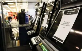  ?? FOTO: EMMI KORHONEN/LEHTIKUVA ?? Coronarisk­en har stängt Veikkaus spelautoma­ter och spelhallar sedan mitten av mars på obestämd tid. Det ger ett bortfall i kassan på drygt 10 miljoner euro i veckan enligt spelbolage­t.