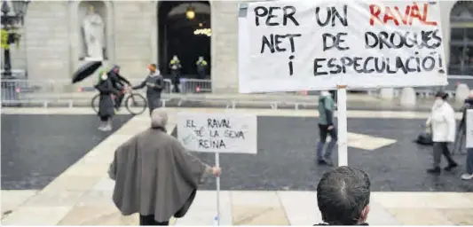  ?? Jordi Cotrina ?? Protesta de vecinos del Raval frente al Ayuntamien­to de Barcelona contra la degradació­n causada por los pisos que trafican con droga.