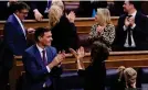  ?? ?? Spaniens Premiermin­ister Pedro Sanchez (v.l.) applaudier­t zur Verabschie­dung des umstritten­en Amnestiege­setzes für katalanisc­he Separatist­en im spanischen Parlament am 14.3.2024
Bild: Manu Fernandez/AP Photo/picture alliance