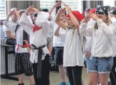  ?? FOTO: WALTER HUBBUCH ?? Die kleinen Piraten singen und tanzen.