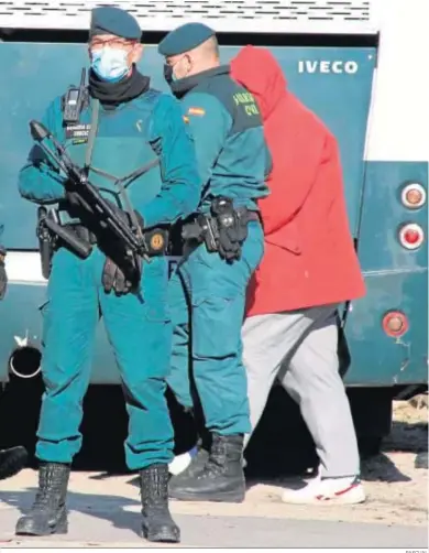  ?? PASCUAL ?? La Guardia Civil, conduciend­o a uno de los detenidos a los Juzgados de Jerez el pasado viernes 15.