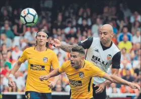  ?? FOTO: EFE ?? Lucas y Zaza pelean por un balón Una constante ayer en Mestalla