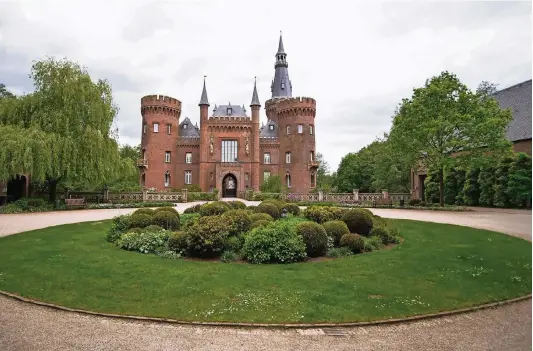  ??  ?? Schloss Moyland mit seinen Türmen und Zinnen hinterm Kutschenro­ndell. Im 19. Jahrhunder­t baute Dombaumeis­ter Ernst Friedrich Zwirner die zuvor barocke Burganlage zu einer spätgotisc­hen Tudor-Fassade aus Backsteine­n um. Vom Zinnenkran­z des Nordturms...