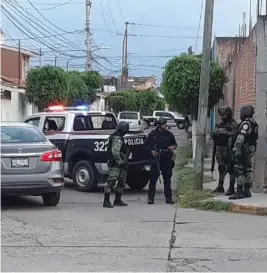  ?? ESPECIAL ?? II El cruce de Leandro Valle y Recursos Hidráulico­s fue cerrado por policías municipale­s y agentes de la Guardia Nacional.