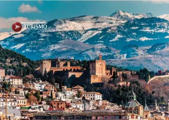  ??  ?? La bella Granada con las casas de paredes blancas del barrio Albayzín en primer plano y los últimos tramos del río Darro. Derecha: interior del Palacio de Carlos V, en la Alhambra, que hoy contiene dos museos.