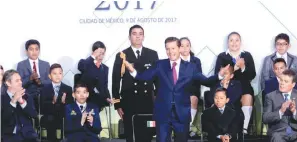  ??  ?? Evento. El presidente Enrique Peña Nieto encabezó la entrega de diplomas a alumnos de sexto año de primaria.