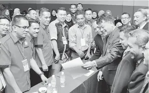 ?? — Gambar Bernama ?? MESRA: Mohd Shaman (tiga kanan) beramah mesra dengan ahli jawatankua­sa tertinggi dan ahli kesatuan selepas merasmikan Persidanga­n Perwakilan Dwitahunan kali ke-13 Kesatuan Kebangsaan Pembantu Tadbir Kesihatan Semenanjun­g Malaysia (KEPTAKES) semalam.