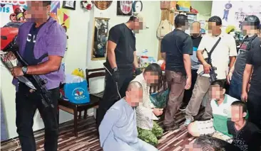  ??  ?? Terror cell: Counter-terrorism officers arresting the Abu Sayyaf militants in Cheras.