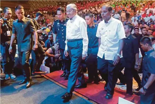  ?? PIC BY MOHD FADLI HAMZAH ?? Prime Minister Tun Dr Mahathir Mohamad and Human Resources Minister M. Kulasegara­n at a May Day event in Putrajaya.