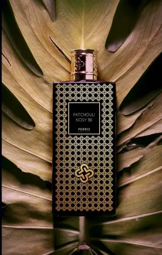  ??  ?? Il segreto di Patchouli Nosy Be Eau de Parfum consiste nel particolar­e metodo di coltivazio­ne del Patchouli, che crescendo protetto dagli alberi di Ylang Ylang assume sensuali accenti speziati e gourmand.
perrismont­ecarlo.com