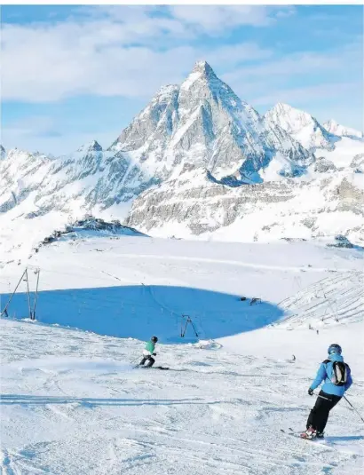  ?? FOTO: FLORIAN SANKTJOHAN­SER/DPA ?? Zermatt ist eines der größten und höchstgele­genen Skigebiete der Alpen. Von dort aus kann man auch das Matterhorn sehen.