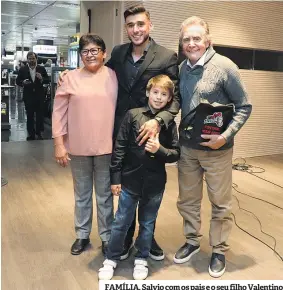  ??  ?? FAMÍLIA. Salvio com os pais e o seu filho Valentino