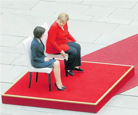  ?? Britta pedersen/dpa ?? Merkel recibió ayer en Berlín a la primera ministra moldava, Maia Sandu