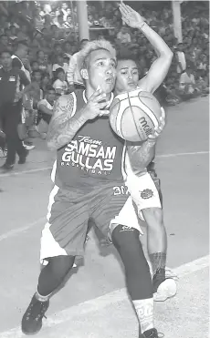  ?? (FILE FOTO) ?? POLIGRATES. Makita ning hulagwaya nga padulong nang milusot si Elloy Poligrates sa Samsam Gullas team samtang gigukod ni John Abad sa Abrenica Engineerin­g atol sa cahampions­hip game sa Emil’s Fiesta Cup sa miaging tuig.