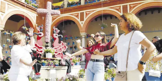  ?? MANUEL MURILLO ?? Animación en una Cruz de mayo el pasado año.