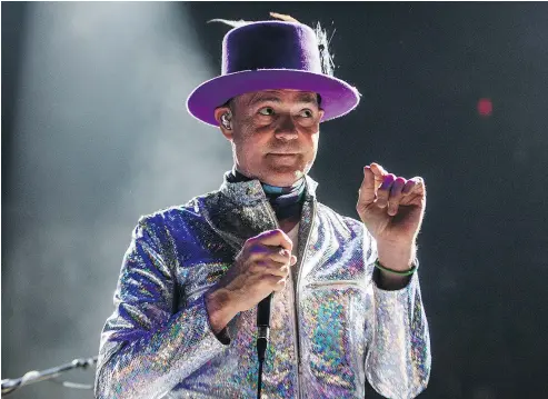  ?? POSTMEDIA NEWS FILES ?? Hip lead singer Gord Downie was sporting eye-catching metallic suits on the band’s summer tour.