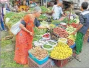  ?? MINT ?? Annual wholesale price inflation edged down to 3.8% in Dec, as food prices hardly rose and fuel cost increases almost halved.