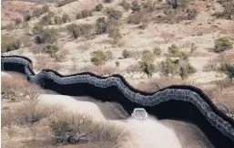  ?? CHARLIERIE­DEL/AP2019 ?? Record heat in 2020may have led to more deaths among border-crossers inArizona. Above, a Customsand BorderProt­ection patrol vehicle nearNogale­s, Arizona.