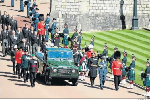  ?? DAVE HENKINS / EFE ?? El féretro del duque de Edimburgo, en el Land Rover, seguido por miembros de la familia real británica y flanqueado por portadores de Pall.