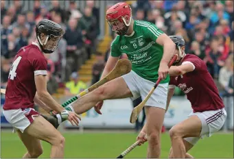  ??  ?? The O’Connor cousins, Joe and Jack, outnumber Naomh Eanna midfielder Conor Hughes.