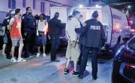  ?? PEDRO PORTAL pportal@miamiheral­d.com ?? Miami Beach police arrest several men on Ocean Drive on Feb. 20. Heading into the first weekend in March, police had arrested 355 people during spring break.