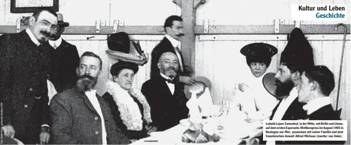  ??  ?? Ludwik Lejzer Zamenhof, in der Mitte, mit Brille und Glatze, auf dem ersten Esperanto Weltkongre­ss im August 1905 in Boulogne sur Mer, zusammen mit seiner Familie und dem französisc­hen Anwalt Alfred Michaux (zweiter von links).