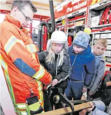  ?? FOTO: FOLTIN/SCHWARZ ?? Anfang März hat die vierte Klasse der Grundschul­e Schwabsber­g das Feuerwehrh­aus Schwabsber­g/Buch besucht.