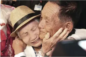  ?? FOTO: TT-AP/LEE JI-EUN ?? 92-åriga Lee Keum-Seom kramar om sin son Ri Sang Chol, 71, för första gången på 68 år. De skildes från varandra under Koreakrige­t 1950–1953. Under måndagen inleddes en tre dagar lång återföreni­ng.